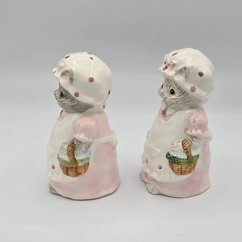 Vtg grey grandma cat ceramic salt and pepper shakers made‎ in Taiwan Vintage